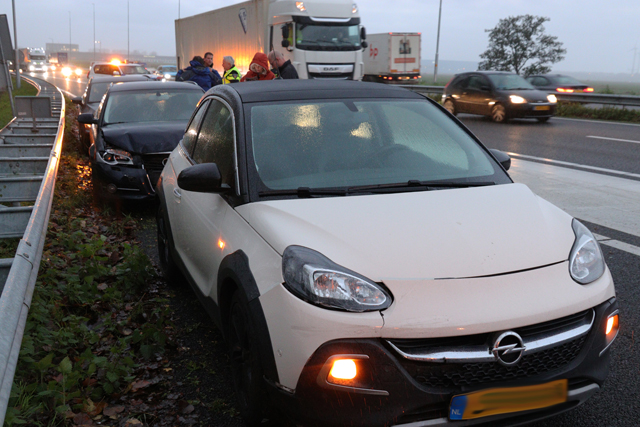 5 auto’s botsen op elkaar op de A59 (Maasroute) Waalwijk