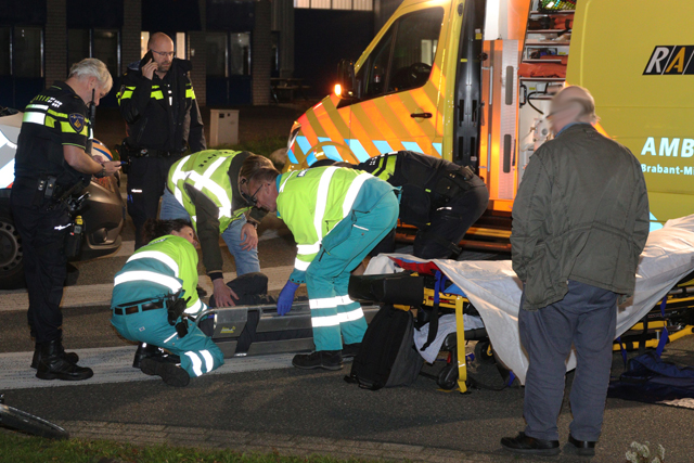 Fietser klapt op voorruit van auto aan de Vijzelweg Waalwijk