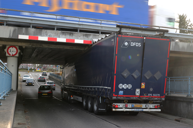Vrachtwagen staat muur vast onder het berucht viaduct aan de Hertog Janstraat Waalwijk