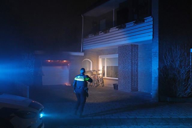 Hond gered bij brand in garage van woning aan de Eerste Zeine Waalwijk