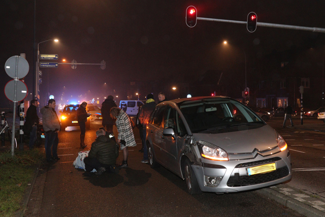 Botsing tussen snorscooter en auto aan de Noorder Parallelweg Waalwijk