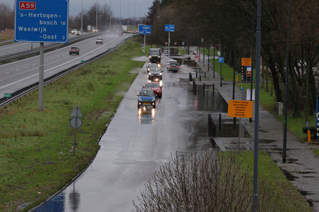 Veel wateroverlast op de Taxandriaweg Waalwijk