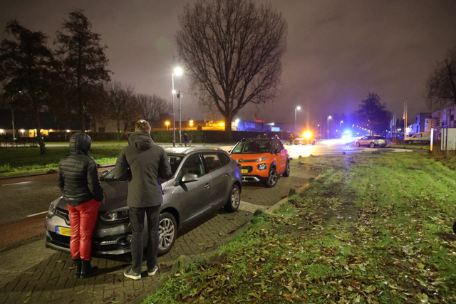 Vrouw op fiets aangereden door auto aan de Industrieweg Waalwijk
