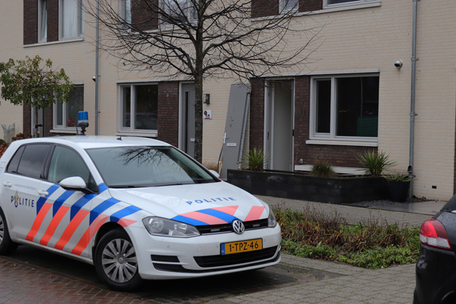 Arrestatieteam valt woning binnen aan de Gerben de Vriesstraat Waalwijk