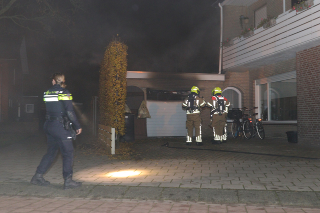 Hond gered bij brand in garage van woning aan de Eerste Zeine Waalwijk