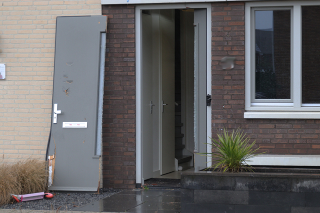 Arrestatieteam valt woning binnen aan de Gerben de Vriesstraat Waalwijk