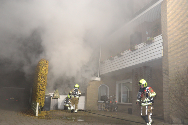 Hond gered bij brand in garage van woning aan de Eerste Zeine Waalwijk