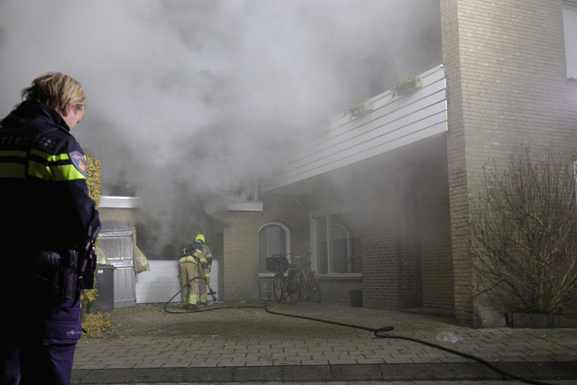 Hond gered bij brand in garage van woning aan de Eerste Zeine Waalwijk