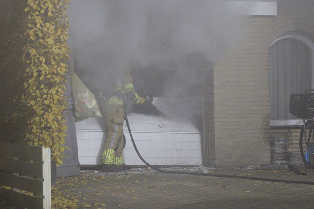 Hond gered bij brand in garage van woning aan de Eerste Zeine Waalwijk