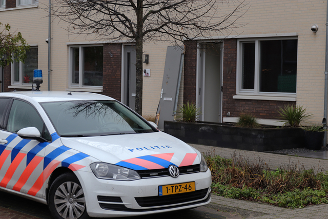 Arrestatieteam valt woning binnen aan de Gerben de Vriesstraat Waalwijk