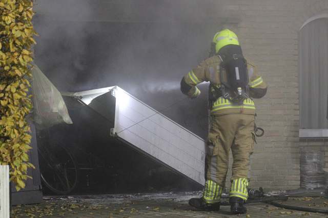 Hond gered bij brand in garage van woning aan de Eerste Zeine Waalwijk