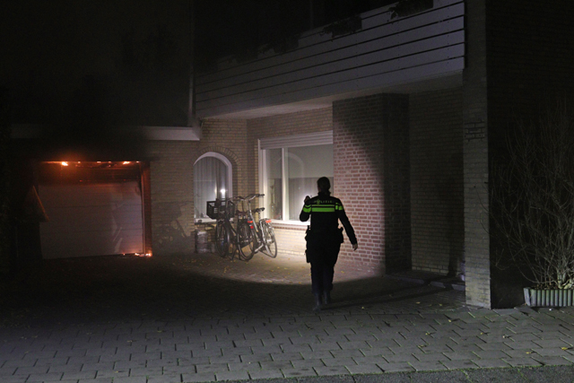 Hond gered bij brand in garage van woning aan de Eerste Zeine Waalwijk