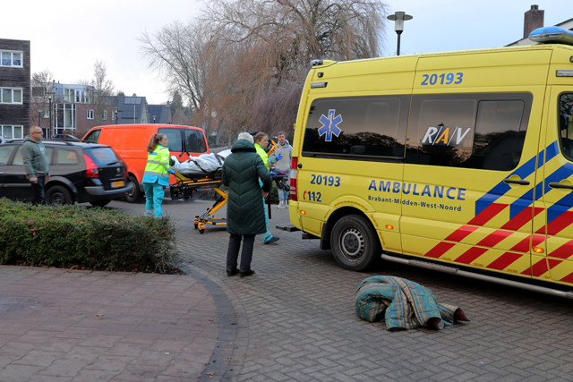Man op fiets aangereden door automobilist aan de Meerdijk Waalwijk