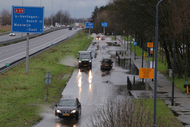 Veel wateroverlast op de Taxandriaweg Waalwijk