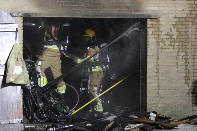 Hond gered bij brand in garage van woning aan de Eerste Zeine Waalwijk