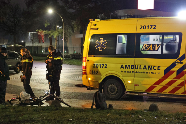 Vrouw op fiets aangereden door auto aan de Industrieweg Waalwijk