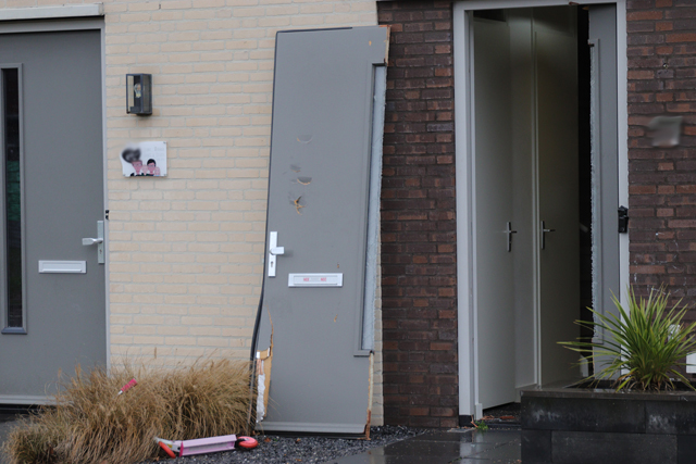 Arrestatieteam valt woning binnen aan de Gerben de Vriesstraat Waalwijk