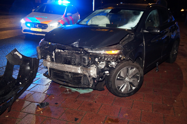 Automobilist ramt een geparkeerde auto op de Burgemeester Verwielstraat Waalwijk