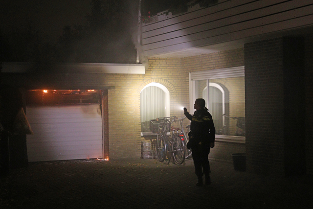 Hond gered bij brand in garage van woning aan de Eerste Zeine Waalwijk