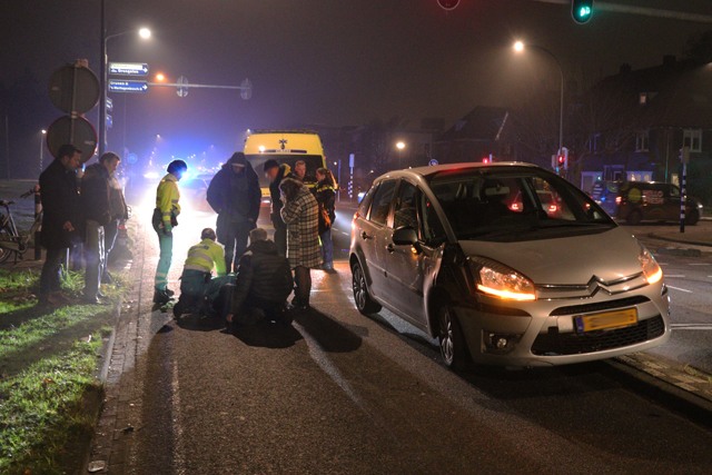Botsing tussen snorscooter en auto aan de Noorder Parallelweg Waalwijk