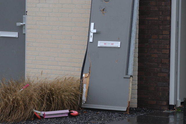 Arrestatieteam valt woning binnen aan de Gerben de Vriesstraat Waalwijk