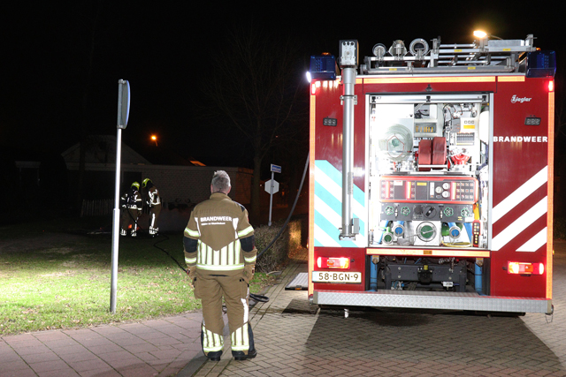 Brandweer rukt uit voor een buitenbrand aan de Orteliuslaan Waalwijk