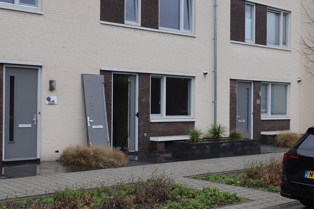 Arrestatieteam valt woning binnen aan de Gerben de Vriesstraat Waalwijk