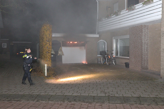 Hond gered bij brand in garage van woning aan de Eerste Zeine Waalwijk