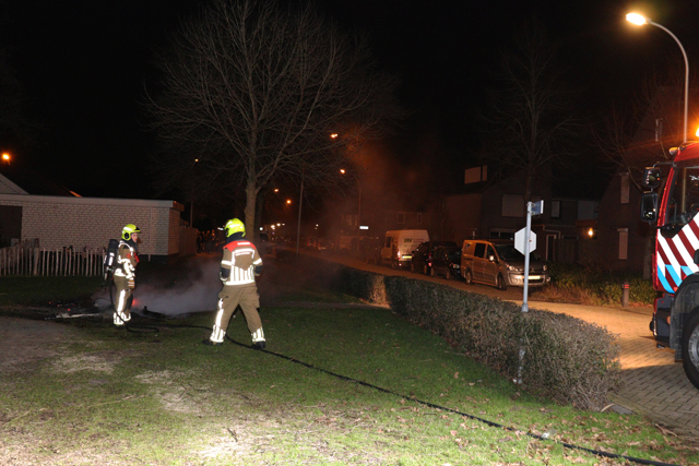 Brandweer rukt uit voor een buitenbrand aan de Orteliuslaan Waalwijk