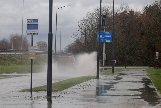 Veel wateroverlast op de Taxandriaweg Waalwijk