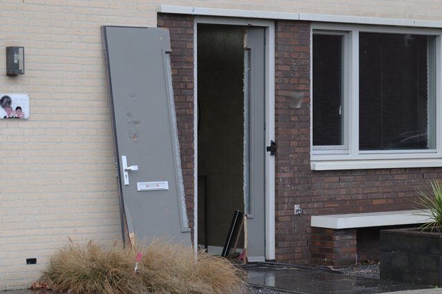Arrestatieteam valt woning binnen aan de Gerben de Vriesstraat Waalwijk