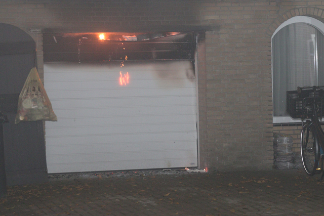 Hond gered bij brand in garage van woning aan de Eerste Zeine Waalwijk