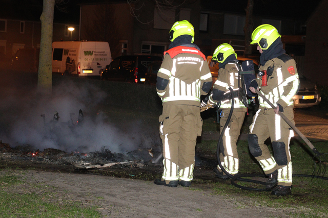 Brandweer rukt uit voor een buitenbrand aan de Orteliuslaan Waalwijk