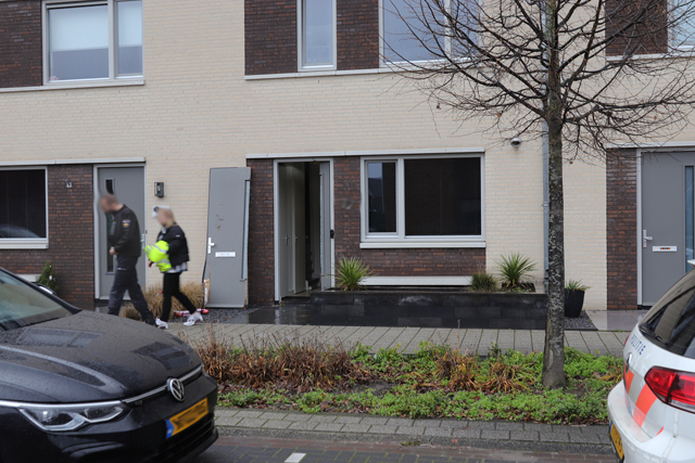 Arrestatieteam valt woning binnen aan de Gerben de Vriesstraat Waalwijk