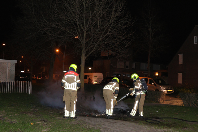 Brandweer rukt uit voor een buitenbrand aan de Orteliuslaan Waalwijk