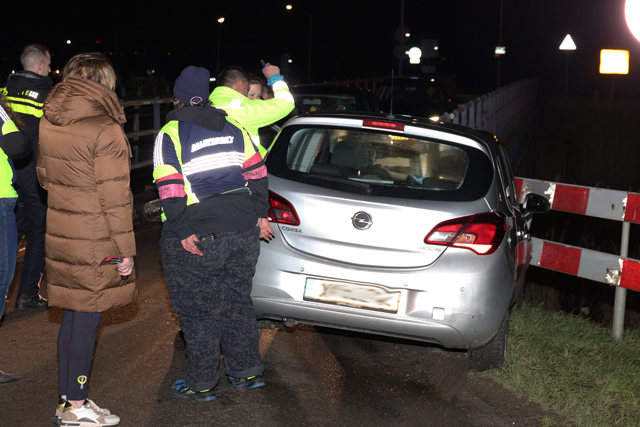 Man botst met auto tegen brug aan op de Valkenvoortweg Waalwijk