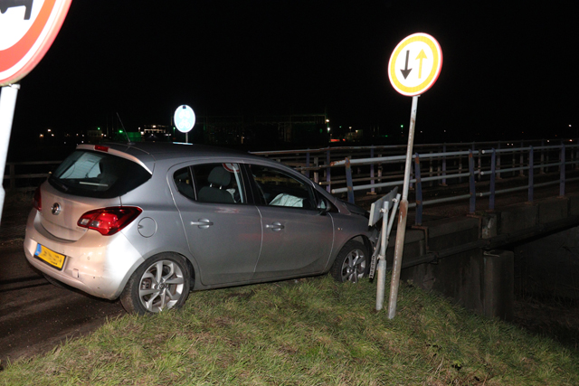 Man botst met auto tegen brug aan op de Valkenvoortweg Waalwijk