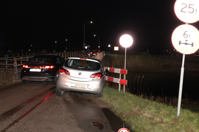 Man botst met auto tegen brug aan op de Valkenvoortweg Waalwijk