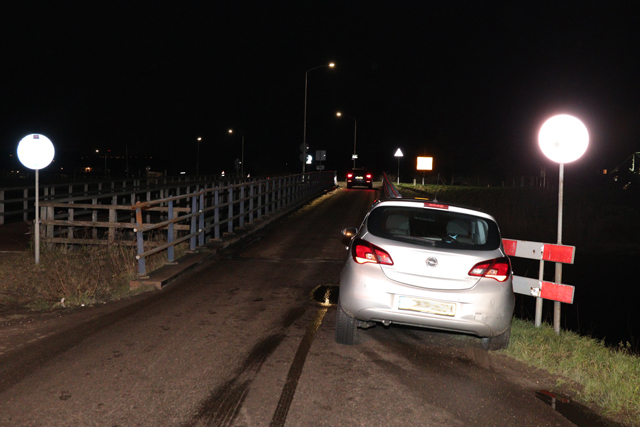 Man botst met auto tegen brug aan op de Valkenvoortweg Waalwijk