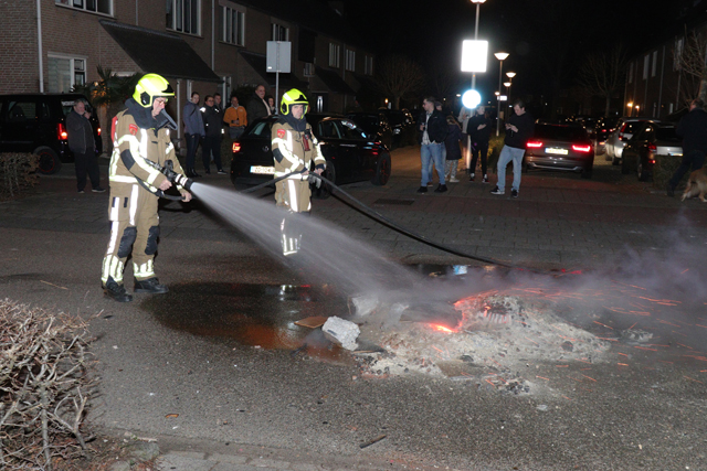 Hoge vlammen bij brand in bouwcontainer aan de Burg. Teijssenlaan Waalwijk
