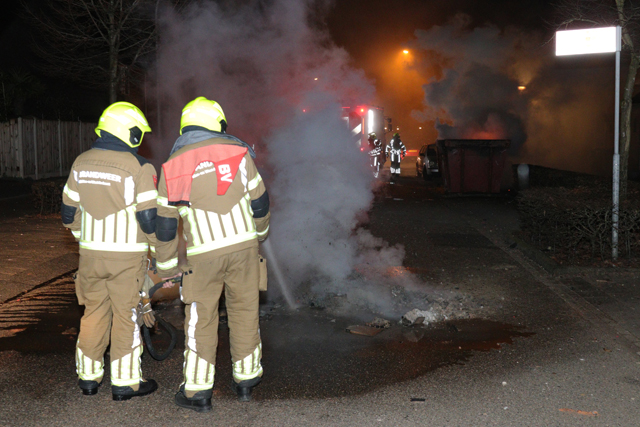 Hoge vlammen bij brand in bouwcontainer aan de Burg. Teijssenlaan Waalwijk
