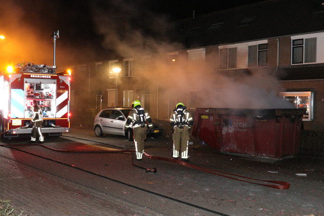 Hoge vlammen bij brand in bouwcontainer aan de Burg. Teijssenlaan Waalwijk