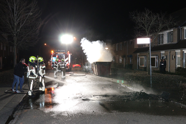 Hoge vlammen bij brand in bouwcontainer aan de Burg. Teijssenlaan Waalwijk