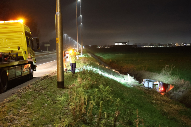 Dronken automobilist belandt met auto in sloot langs de A59 (Maasroute) Waalwijk