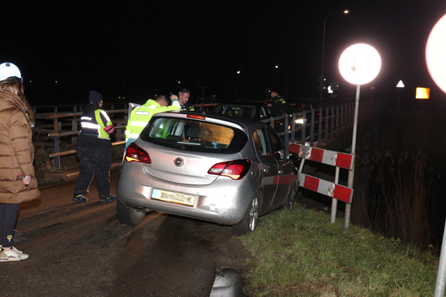 Man botst met auto tegen brug aan op de Valkenvoortweg Waalwijk