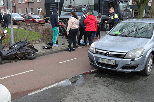 Automobilist ziet scooterrijder over het hoofd aan de Burgemeester van der Klokkenlaan Waalwijk