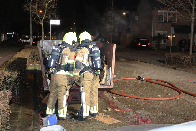 Hoge vlammen bij brand in bouwcontainer aan de Burg. Teijssenlaan Waalwijk