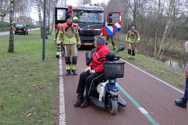 Hondenriem vast tussen scootmobiel tijdens uitlaten hondje aan de Burg. van der Klokkenlaan Waalwijk