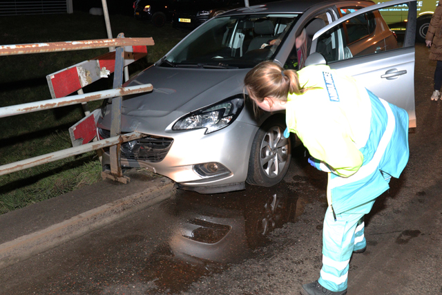 Man botst met auto tegen brug aan op de Valkenvoortweg Waalwijk