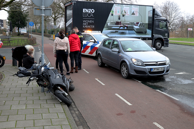 Automobilist ziet scooterrijder over het hoofd aan de Burgemeester van der Klokkenlaan Waalwijk